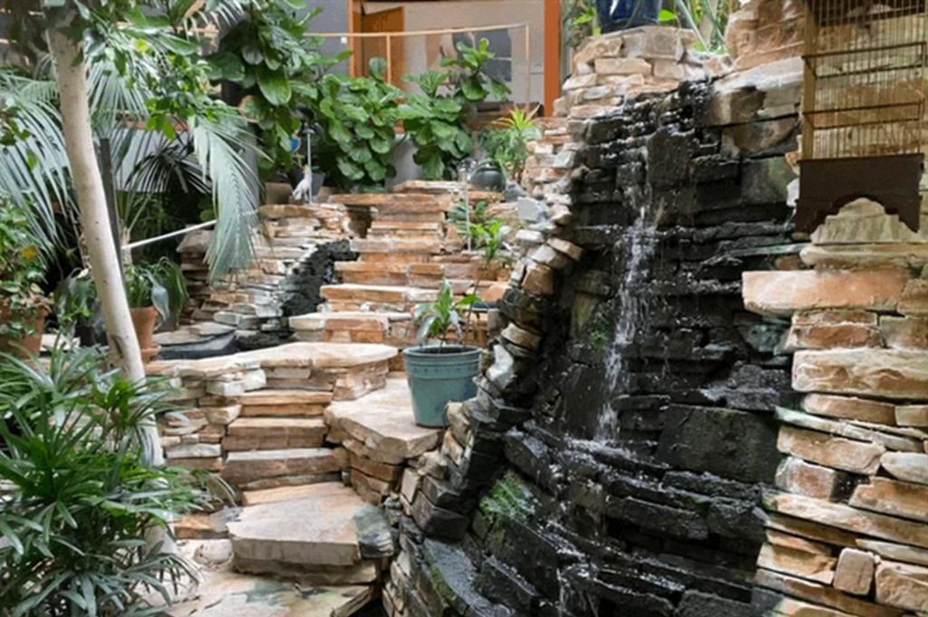 Roundhouse Grotto YYC Exterior foto